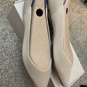 Roth’s Ecru Neutral Size 8 Point Flat